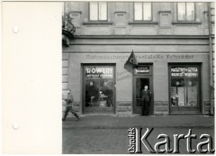 Wiosna 1940, Rzeszów, dystrykt krakowski, Generalne Gubernatorstwo.
Zakład Mechaniczny Franz Kaniewski - rowery, artykuły sportowe, maszyny do szycia - szyldy w języku niemieckim i polskim, przy Lorenzstrasse 15 (nazwa za czasów okupacji niemieckiej, obecnie ul. Grunwaldzka 24). Po lewej przechodzi żołnierz niemiecki.
Fot. NN, kolekcja Bogusława Kotuli, zbiory Fundacji Ośrodka KARTA
