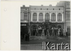 1940, Rzeszów, dystrykt krakowski, Generalne Gubernatorstwo.
Front kamienicy przy Marktplatz 18 podczas prac budowlanych. Po prawej restauracja Wiktora Pantola pod nr 19 (obecnie Rynek 19).  
Fot. NN, kolekcja Bogusława Kotuli, zbiory Fundacji Ośrodka KARTA

