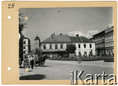 Wiosna 1940, Rzeszów, dystrykt krakowski, Generalne Gubernatorstwo.
Widok na ulicę Słowackiego i prace budowlane przy niskich kamienicach narożnych. W głębi widoczna dzwonnica kościoła farnego.
Fot. NN, kolekcja Bogusława Kotuli, zbiory Fundacji Ośrodka KARTA