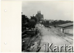 1940, Rzeszów, dystrykt krakowski, Generalne Gubernatorstwo.
Widok na Bazylikę Wniebowzięcia Najświętszej Marii Panny i klasztor Bernardynów. Na pierwszym planie trwa budowa ulicy (obecnie ul. Jana III Sobieskiego).
Fot. NN, kolekcja Bogusława Kotuli, zbiory Fundacji Ośrodka KARTA
