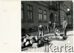 1940, Rzeszów, dystrykt krakowski, Generalne Gubernatorstwo.
Zarząd Luftwaffe. Obecnie ulica Grottgera 6. Na pierwszym planie mężczyźni wykonujący prace kamieniarsko-ziemne.
Fot. NN, kolekcja Bogusława Kotuli, zbiory Fundacji Ośrodka KARTA

