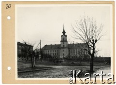 1940, Rzeszów, dystrykt krakowski, Generalne Gubernatorstwo.
Zamek Lubomirskich - więzienie niemieckie i siedziba władz okupacyjnych z widoczną hitlerowską 