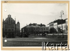 1940, Rzeszów, dystrykt krakowski, Generalne Gubernatorstwo.
Widok na fragment Rynku z Ratuszem i kamienice na rogu ulicy Słowackiego. W oddali, po prawej stronie dzwonnica kościoła farnego.
Fot. NN, kolekcja Bogusława Kotuli, zbiory Fundacji Ośrodka KARTA
