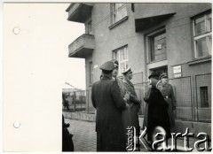 1940, Rzeszów, dystrykt krakowski, Generalne Gubernatorstwo.
Żołnierze niemieccy i starsza kobieta przed budynkiem mieszkalnym.
Fot. NN, kolekcja Bogusława Kotuli, zbiory Fundacji Ośrodka KARTA

