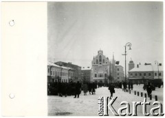 Zima 1940, Rzeszów, dystrykt krakowski, Generalne Gubernatorstwo.
Zaśnieżony Rynek przed Ratuszem w okresie okupacji niemieckiej. Po prawej stronie, w oddali dzwonnica kościoła farnego.
Fot. NN, kolekcja Bogusława Kotuli, zbiory Fundacji Ośrodka KARTA