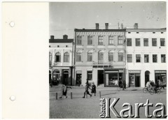 1941, Rzeszów, dystrykt krakowski, Generalne Gubernatorstwo.
Getto żydowskie. Rząd kamienic z zakładami usługowymi przy Marktplatz 18,19,20 (obecnie Rynek). W witrynach sklepowych obowiązkowa gwiazda Dawida.
Fot. NN, kolekcja Bogusława Kotuli, zbiory Fundacji Ośrodka KARTA

