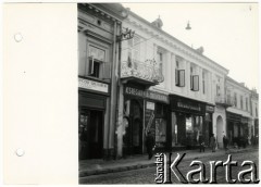 1941, Rzeszów, dystrykt krakowski, Generalne Gubernatorstwo.
Rząd kamienic z zakładami usługowymi przy ul. Leszczyńskiegona na terenie getta. Na szybach widoczne gwiazdy Dawida. 
Fot. NN, kolekcja Bogusława Kotuli, zbiory Fundacji Ośrodka KARTA

