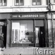 Wiosna 1940, RzeszÃ³w, dystrykt krakowski, Generalne Gubernatorstwo.
Witryna zakÅ‚adu galanteryjnego. Napisy w jÄ™zykach niemieckim i polskim: Galanteria, Galanteriewaren - Kasimir Luksander przy Marktplatz 22 (obecnie Rynek).  
Fot. NN, kolekcja BogusÅ‚awa Kotuli, zbiory Fundacji OÅ›rodka KARTA
