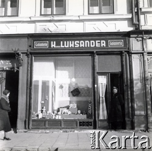 Wiosna 1940, RzeszÃ³w, dystrykt krakowski, Generalne Gubernatorstwo.
Witryna zakÅ‚adu galanteryjnego. Napisy w jÄ™zykach niemieckim i polskim: Galanteria, Galanteriewaren - Kasimir Luksander przy Marktplatz 22 (obecnie Rynek).  
Fot. NN, kolekcja BogusÅ‚awa Kotuli, zbiory Fundacji OÅ›rodka KARTA