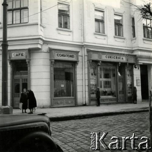 1940, Rzeszów, dystrykt krakowski, Generalne Gubernatorstwo.
Cukiernia H. Bawelskiej przy Breite Strasse 11 (obecnie ulica 3 Maja) w okresie okupacji niemieckiej.
Fot. NN, kolekcja Bogusława Kotuli, zbiory Fundacji Ośrodka KARTA