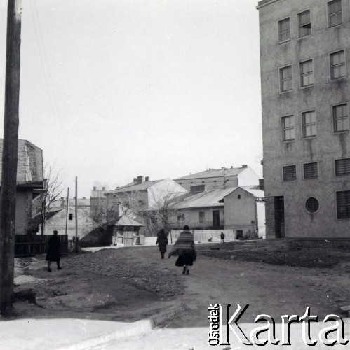 1940, Rzeszów, dystrykt krakowski, Generalne Gubernatorstwo.
Widok z ulicy Moniuszki na narożnik budynku Poczty i tyłu domów przy ul. Sokoła w okresie okupacji niemieckiej.
Fot. NN, kolekcja Bogusława Kotuli, zbiory Fundacji Ośrodka KARTA