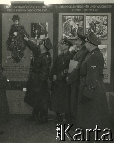 1940, Rzeszów, dystrykt krakowski, Generalne Gubernatorstwo.
Żołnierze niemieccy przy antyżydowskich, niemieckojęzycznych plakatach propagandowych.
Fot. NN, kolekcja Bogusława Kotuli, zbiory Fundacji Ośrodka KARTA