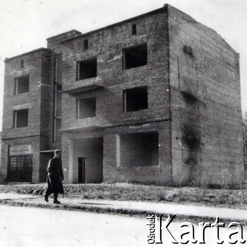 1940, Rzeszów, dystrykt krakowski, Generalne Gubernatorstwo.
Żołnierz niemiecki na tle zniszczonych zabudowań mieszkalnych. Po lewej zakład sprzedaży mięsa i wędlin.
Fot. NN, kolekcja Bogusława Kotuli, zbiory Fundacji Ośrodka KARTA