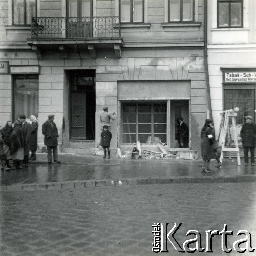 1941, Rzeszów, dystrykt krakowski, Generalne Gubernatorstwo.
Getto. Zlikwidowany zakład usługowy w okresie okupacji niemieckiej przy Marktplatz (obecnie Rynek). Prace budowlane. Przed witryną widoczny gruz.
Fot. NN, kolekcja Bogusława Kotuli, zbiory Fundacji Ośrodka KARTA