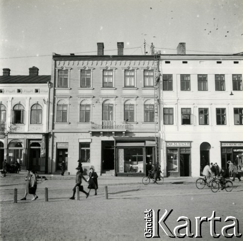 1941, Rzeszów, dystrykt krakowski, Generalne Gubernatorstwo.
Getto żydowskie. Rząd kamienic z zakładami usługowymi przy Marktplatz 18,19,20 (obecnie Rynek). W witrynach sklepowych obowiązkowa gwiazda Dawida.
Fot. NN, kolekcja Bogusława Kotuli, zbiory Fundacji Ośrodka KARTA