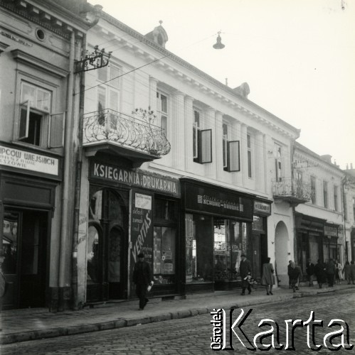 1941, Rzeszów, dystrykt krakowski, Generalne Gubernatorstwo.
Rząd kamienic z zakładami usługowymi przy ul. Leszczyńskiegona na terenie getta. Na szybach widoczne gwiazdy Dawida. 
Fot. NN, kolekcja Bogusława Kotuli, zbiory Fundacji Ośrodka KARTA