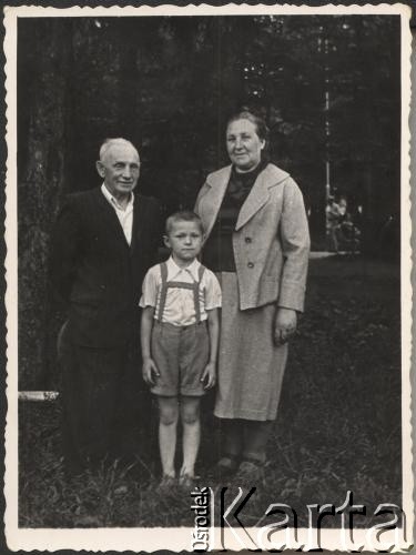 1960, Drohobycz, Ukraińska SRR, ZSRR.
Adam Chłopek, syn Czesławy Chłopek z dziadkami.
Fot. NN, zbiory Archiwum Historii Mówionej Ośrodka KARTA i Domu Spotkań z Historią, udostępniła Czesława Chłopek w ramach projektu 