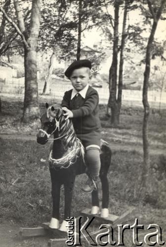 1958, Drohobycz, Ukraińska SRR, ZSRR.
Adam Chłopek na koniu na biegunach.
Fot. NN, zbiory Archiwum Historii Mówionej Ośrodka KARTA i Domu Spotkań z Historią, udostępniła Czesława Chłopek w ramach projektu 