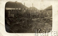 Przed 1939, brak miejsca.
Grupa żołnierzy w mundurach armii austro-węgierskiej podczas pracy w tartaku.
Fot. NN, zbiory Archiwum Historii Mówionej Ośrodka KARTA i Domu Spotkań z Historią, udostępniła Czesława Chłopek w ramach projektu 