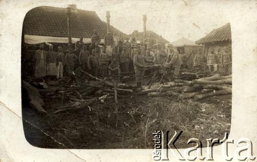 Przed 1939, brak miejsca.
Grupa żołnierzy w mundurach armii austro-węgierskiej podczas pracy w tartaku.
Fot. NN, zbiory Archiwum Historii Mówionej Ośrodka KARTA i Domu Spotkań z Historią, udostępniła Czesława Chłopek w ramach projektu 