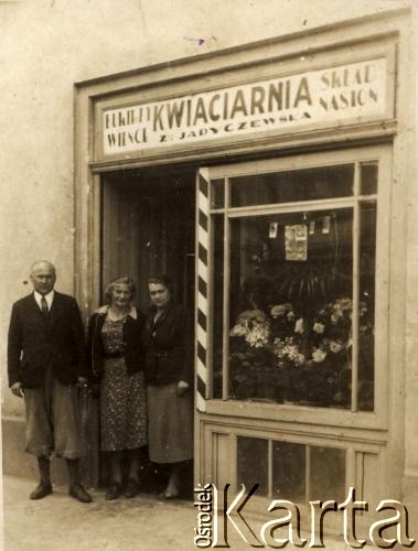 Przed 1939, brak miejsca.
Grupa osób przed kwiaciarnią Z. Jaryczewskiej.
Fot. NN, zbiory Archiwum Historii Mówionej Ośrodka KARTA i Domu Spotkań z Historią, udostępniła Czesława Chłopek w ramach projektu 