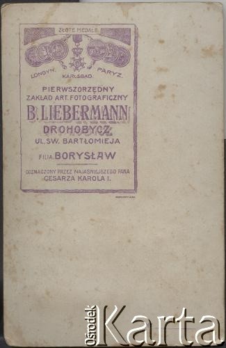 Przed 1939, Drohobycz/Borysław, Polska.
Rewers odbitki fotograficznej o sygnaturze AHM_PnW_0321_0002_0021a: Portret mężczyzny. Fotografia wykonana w atelier fotograficznym B. Liebermann.
Fot. B. Liebermann, zbiory Archiwum Historii Mówionej Ośrodka KARTA i Domu Spotkań z Historią, udostępniła Czesława Chłopek w ramach projektu 
