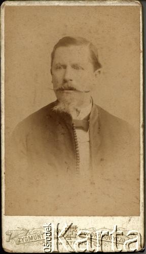 1880-1900, Drohobycz/Stryj, zabór austriacki.
Portret mężczyzny. Fotografia wykonana w atelier fotograficznym Zygmunt Frey
Fot. Z. Frey, zbiory Archiwum Historii Mówionej Ośrodka KARTA i Domu Spotkań z Historią, udostępniła Czesława Chłopek w ramach projektu 