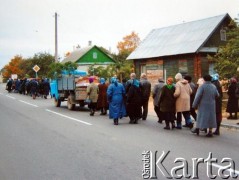 2005, Białoruś.
Kondukt pogrzebowy Franciszka Zasztofta, męża Władysławy Zasztoft.
Fot. NN, zbiory Archiwum Historii Mówionej Ośrodka KARTA i Domu Spotkań z Historią, udostępniła Władysława Zasztoft (z d. Hryniewicz) w ramach projektu 