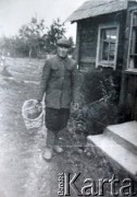 1972, Arcimowicze, Białoruska SRR, ZSRR.
Franciszek Zasztoft, mąż Władysławy Zasztoft (z d. Hryniewicz) przed domem.
Fot. NN, zbiory Archiwum Historii Mówionej Ośrodka KARTA i Domu Spotkań z Historią, udostępniła Władysława Zasztoft w ramach projektu 