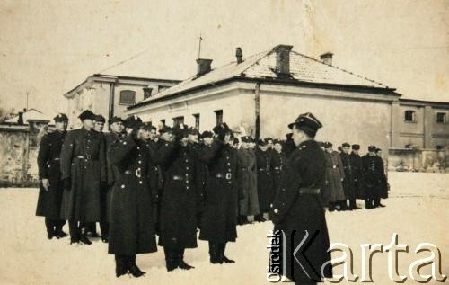 7.02.1946, Kraków, Polska.
Druga Kompania Szkoły Szoferów(?), w której służył mąż Aldony Karol - Władysław Karol.
Fot. NN, zbiory Archiwum Historii Mówionej Ośrodka KARTA i Domu Spotkań z Historią, udostępniła Aldona Karol w ramach projektu 