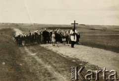 1964, Ikaźń, Białoruska SRR, ZSRR.
Pogrzeb Bronisławy Pulwiń, matki Aldony Karol.
Fot. NN, zbiory Archiwum Historii Mówionej Ośrodka KARTA i Domu Spotkań z Historią, udostępniła Aldona Karol w ramach projektu 