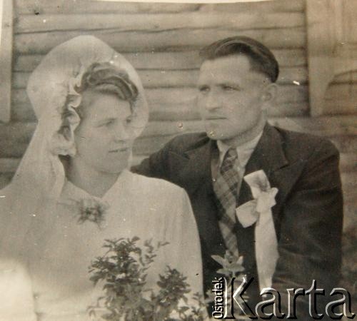 1952, Białoruska SRR, ZSRR.
Zdjęcie ślubne Aldony i Władysława Karolów.
Fot. NN, zbiory Archiwum Historii Mówionej Ośrodka KARTA i Domu Spotkań z Historią, udostępniła Aldona Karol w ramach projektu 