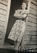 Lata 60., Ikaźń, Białoruska SRR, ZSRR.
Aldona Karol przed domem.
Fot. NN, zbiory Archiwum Historii Mówionej Ośrodka KARTA i Domu Spotkań z Historią, udostępniła Aldona Karol w ramach projektu 