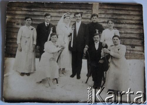 1920, Nowy Pohost, woj. wileńskie, Polska.
Fotografia ślubna rodziców Bronisławy Morawskiej: Wirgini z domu Żuk i Piotra Czepulonków.
Fot. NN, zbiory Archiwum Historii Mówionej Ośrodka KARTA i Domu Spotkań z Historią, udostępniła Bronisława Morawska w ramach projektu 