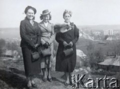Przed 1939, Nowogródek, Polska.
Grupa kobiet. 1. z lewej Antonina Bułat, matka Oktawii Pietuchowskiej.
Fot. NN, zbiory Archiwum Historii Mówionej Ośrodka KARTA i Domu Spotkań z Historią, udostępniła Oktawia Pietuchowska w ramach projektu 