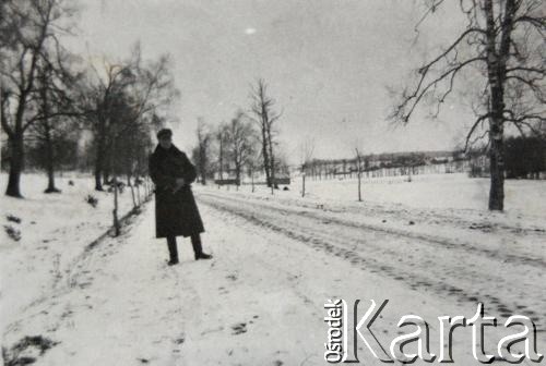 Brak daty, okolice Nowogródka.
Mężczyzna na drodze.
Fot. NN, zbiory Archiwum Historii Mówionej Ośrodka KARTA i Domu Spotkań z Historią, udostępniła Oktawia Pietuchowska w ramach projektu 