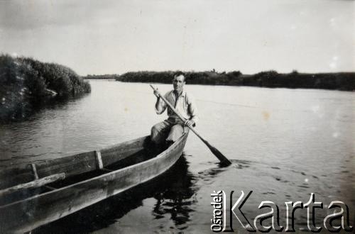 Po 1945, okolice Nowogródka, Białoruska SRR, ZSRR.
Mężczyzna w łodzi na rzece Niemen.
Fot. NN, zbiory Archiwum Historii Mówionej Ośrodka KARTA i Domu Spotkań z Historią, udostępniła Oktawia Pietuchowska w ramach projektu 