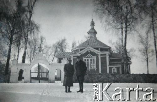 Brak daty, Wołkowicze k/Nowogródka.
Dwóch mężczyzn przed cerkwią Zaśnięcia NMP.
Fot. S. Romanowicz, zbiory Archiwum Historii Mówionej Ośrodka KARTA i Domu Spotkań z Historią, udostępniła Oktawia Pietuchowska w ramach projektu 