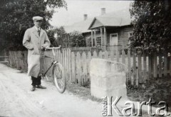 Przed 1939, Wołkowicze k/Nowogródka, Polska.
Mężczyzna z rowerem na ulicy.
Fot. NN, zbiory Archiwum Historii Mówionej Ośrodka KARTA i Domu Spotkań z Historią, udostępniła Oktawia Pietuchowska w ramach projektu 