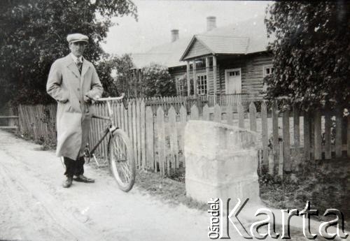 Przed 1939, Wołkowicze k/Nowogródka, Polska.
Mężczyzna z rowerem na ulicy.
Fot. NN, zbiory Archiwum Historii Mówionej Ośrodka KARTA i Domu Spotkań z Historią, udostępniła Oktawia Pietuchowska w ramach projektu 