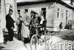 Przed 1939, Nowogródek, Polska.
Rynek. Na rowerze siedzi Antonina Bułat, matka Oktawii Pietuchowskiej.
Fot. NN, zbiory Archiwum Historii Mówionej Ośrodka KARTA i Domu Spotkań z Historią, udostępniła Oktawia Pietuchowska w ramach projektu 