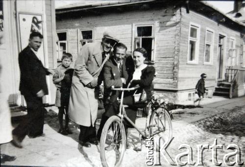 Przed 1939, Nowogródek, Polska.
Rynek. Na rowerze siedzi Antonina Bułat, matka Oktawii Pietuchowskiej.
Fot. NN, zbiory Archiwum Historii Mówionej Ośrodka KARTA i Domu Spotkań z Historią, udostępniła Oktawia Pietuchowska w ramach projektu 