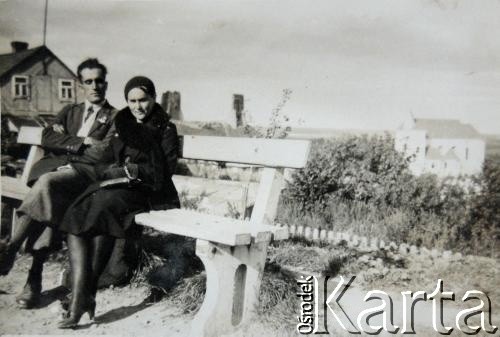 Lata 30., Nowogródek, Polska.
Antonina Bułat, matka Oktawii Pietuchowskiej, z kuzynem na ławce. W tle ruiny zamku i kościół farny.
Fot. NN, zbiory Archiwum Historii Mówionej Ośrodka KARTA i Domu Spotkań z Historią, udostępniła Oktawia Pietuchowska w ramach projektu 