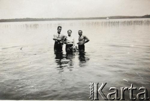 Przed 1939, okolice Nowogródka, Polska.
Grupa osób w jeziorze Świteź. W środku Antonina Bułat, matka Oktawii Pietuchowskiej.
Fot. NN, zbiory Archiwum Historii Mówionej Ośrodka KARTA i Domu Spotkań z Historią, udostępniła Oktawia Pietuchowska w ramach projektu 