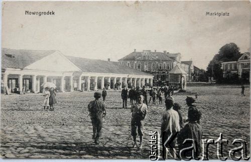 1917, Nowogródek, okupacja niemiecka.
Rynek. Karta pocztowa.
Fot. J. Winnik, zbiory Archiwum Historii Mówionej Ośrodka KARTA i Domu Spotkań z Historią, udostępniła Oktawia Pietuchowska w ramach projektu 