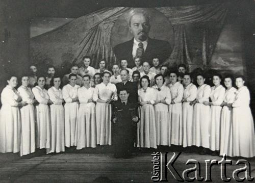 1953, Nowogródek, Białoruska SRR, ZSRR.
Chór szpitala, w którym pracowała Oktawia Pietuchowska. W tle portret Włodzimierza Lenina.
Fot. NN, zbiory Archiwum Historii Mówionej Ośrodka KARTA i Domu Spotkań z Historią, udostępniła Oktawia Pietuchowska w ramach projektu 