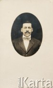 1912-1922, Palmerton, Pensylwania, USA.
Józef Bułat, dziadek Oktawii Pietuchowskiej.
Fot. John Mankos Photo Studio, zbiory Archiwum Historii Mówionej Ośrodka KARTA i Domu Spotkań z Historią, udostępniła Oktawia Pietuchowska w ramach projektu 