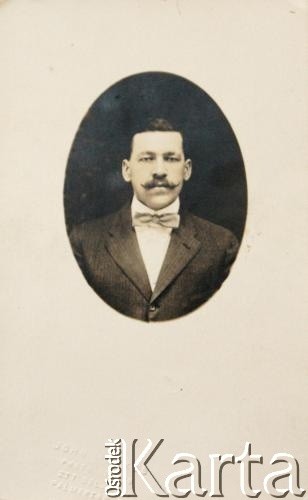 1912-1922, Palmerton, Pensylwania, USA.
Józef Bułat, dziadek Oktawii Pietuchowskiej.
Fot. John Mankos Photo Studio, zbiory Archiwum Historii Mówionej Ośrodka KARTA i Domu Spotkań z Historią, udostępniła Oktawia Pietuchowska w ramach projektu 