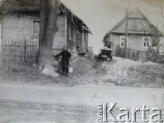 Przed 1914, Ozierawce k/Brasławia, Cesarstwo Rosyjskie.
Kobieta przed domem. Babcia Łucji Sorokiny.
Fot. NN, zbiory Archiwum Historii Mówionej Ośrodka KARTA i Domu Spotkań z Historią, udostępniła Łucja Sorokina w ramach projektu 
