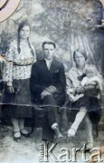 Lata 30., Ozierawce, pow. brasławski, woj. wileńskie, Polska.
Łucja Sorokina (dziewczynka na kolanach) z rodzicami.
Fot. NN, zbiory Archiwum Historii Mówionej Ośrodka KARTA i Domu Spotkań z Historią, udostępniła Łucja Sorokina w ramach projektu 